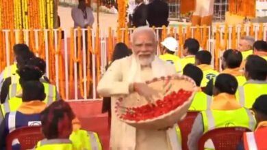 "Ram Mandir: भावविभोर PM Modi ने 'रामकाज' में श्रमवीरों के लिए उठाई टोकरी, बरसाए गुलाब; VIDEO में दिखाई गई भाषण में कहा- 'राम मंदिर देश की शांति, धैर्य, सद्भाव, और एकता