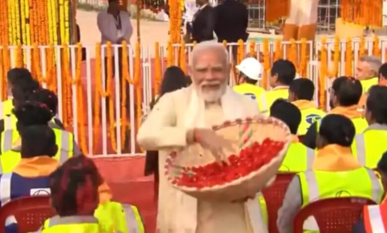 "Ram Mandir: भावविभोर PM Modi ने 'रामकाज' में श्रमवीरों के लिए उठाई टोकरी, बरसाए गुलाब; VIDEO में दिखाई गई भाषण में कहा- 'राम मंदिर देश की शांति, धैर्य, सद्भाव, और एकता