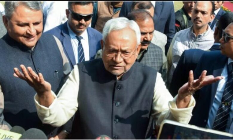 Bihar Politics : ...फिर मांग पहुंची Nitish Kumar तक, गिरिराज ने इस मुद्दे पर अपना स्टैंड स्पष्ट किया।