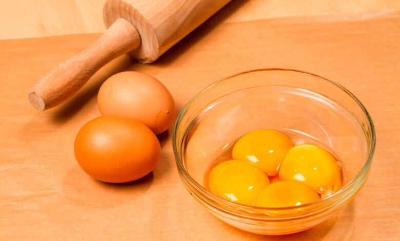 Egg Yolk: क्या हमें अंडे की ज़र्दी खानी चाहिए या नहीं? डाइटिशियन ने सलाह दी